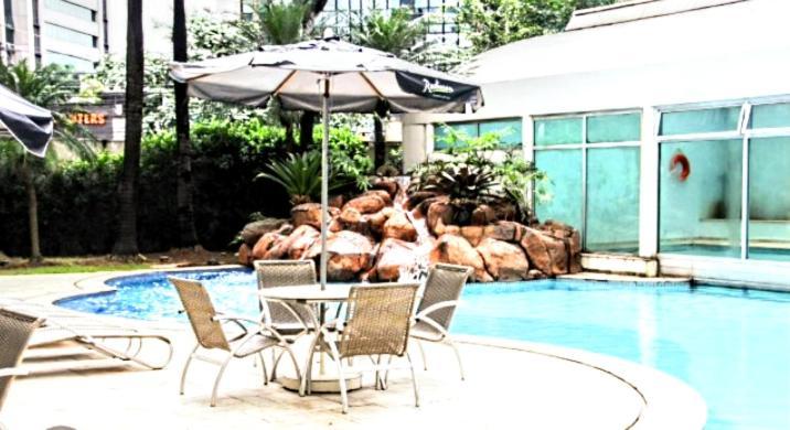 Radisson Vila Olimpia Σάο Πάολο Εξωτερικό φωτογραφία A poolside table and chairs